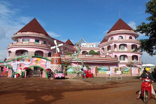 xuat hien ngoi truong hong ruc nhu “lau dai hello kitty” ngoai doi thuc khien dan tinh xon xao - 2