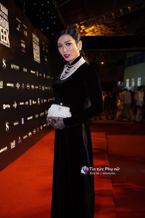 Mặc kệ Trường Giang - Nam Em, Nhã Phương diện áo dài, xuất hiện trên thảm đỏ VIFW 2018 - 9