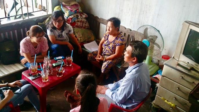 Lùm xùm chuyện cô giáo mắng học sinh là “đồ quỷ”, thầy giáo choàng vai nữ sinh - 1