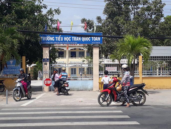 Lùm xùm chuyện cô giáo mắng học sinh là “đồ quỷ”, thầy giáo choàng vai nữ sinh - 2