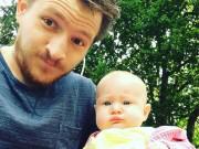 Tin thế giới - Người bố thú nhận đã ghét bỏ con gái lúc chào đời viết thư xin lỗi