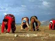 Chuyện lạ - Bí ẩn đằng sau gia đình đi bằng 4 chân, cả làng khiếp sợ vì nghĩ họ bị nguyền rủa