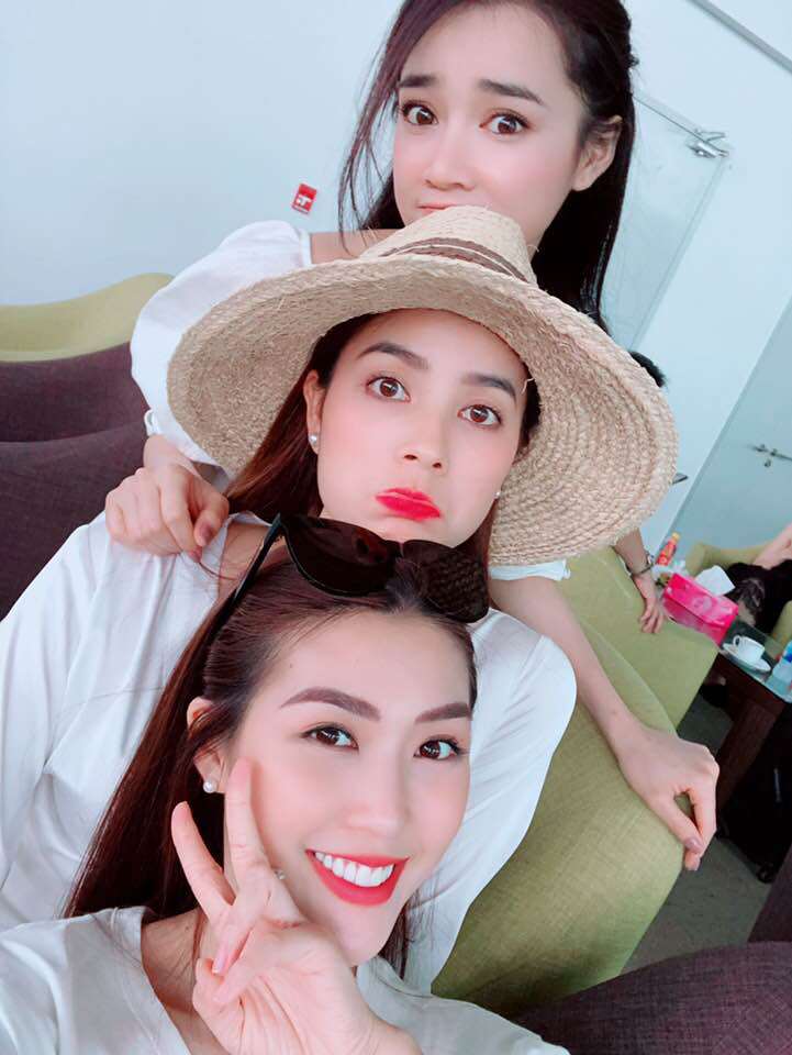 Nhã Phương vui vẻ tươi cười ở sân bay trong thời điểm Trường Giang buồn bã mong cô tha thứ - 12