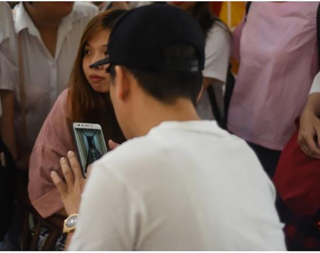 Trường Giang xem clip Nam Em tặng bánh và hoa, Nhã Phương lại vui vẻ đi sự kiện - 2