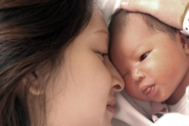 24 giờ đầu tiên sau sinh, mẹ nhớ phải làm 10 điều này ngay cho bé - 2