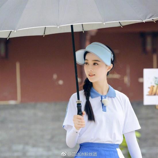 Giữ gìn làn da trắng sứ, loạt sao dùng đủ mọi cách để che chắn nắng! - 1