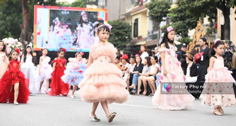 Xuất hiện mẫu nhí xinh như Tiểu Long Nữ gây amp;#34;náo loạnamp;#34; phố đi bộ - 15