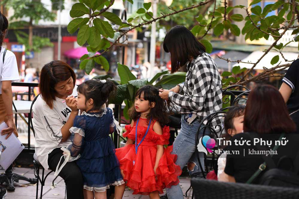 Xuất hiện mẫu nhí xinh như Tiểu Long Nữ gây amp;#34;náo loạnamp;#34; phố đi bộ - 19