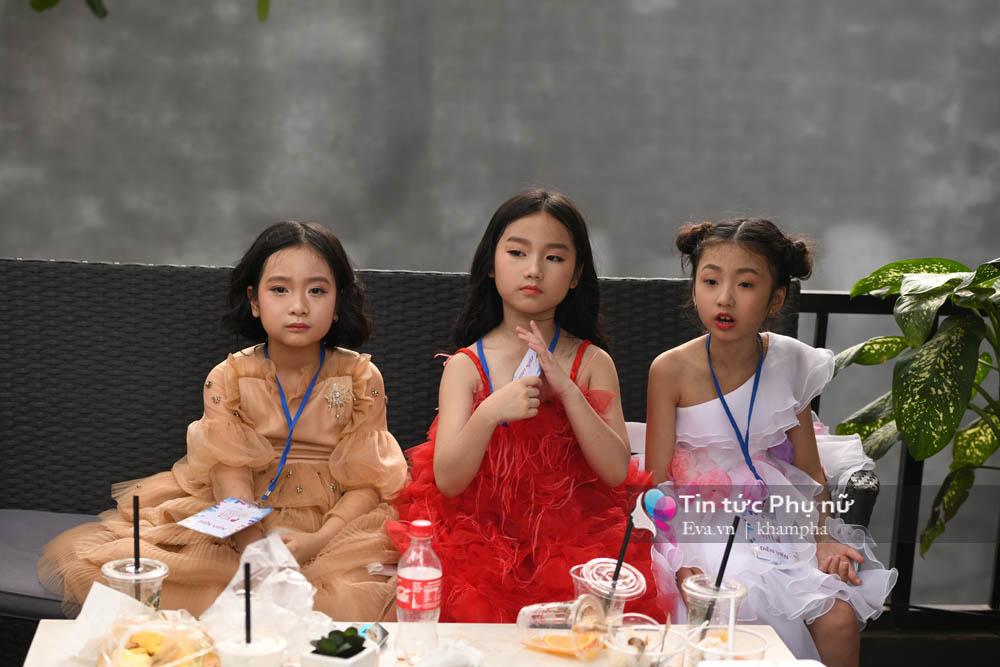 Xuất hiện mẫu nhí xinh như Tiểu Long Nữ gây amp;#34;náo loạnamp;#34; phố đi bộ - 18