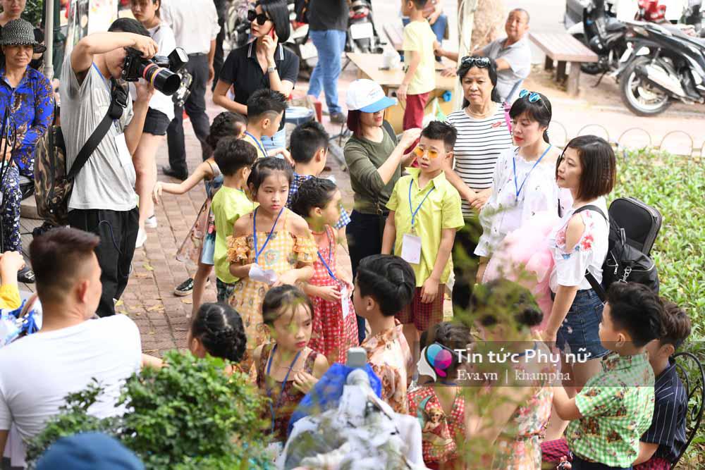 Xuất hiện mẫu nhí xinh như Tiểu Long Nữ gây amp;#34;náo loạnamp;#34; phố đi bộ - 20