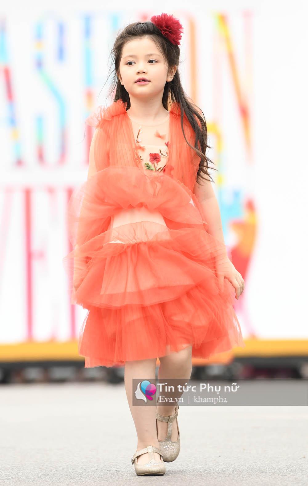 Xuất hiện mẫu nhí xinh như Tiểu Long Nữ gây amp;#34;náo loạnamp;#34; phố đi bộ - 3