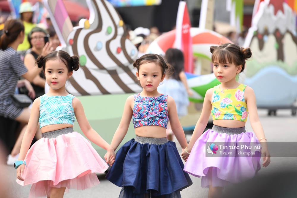 Xuất hiện mẫu nhí xinh như Tiểu Long Nữ gây amp;#34;náo loạnamp;#34; phố đi bộ - 13