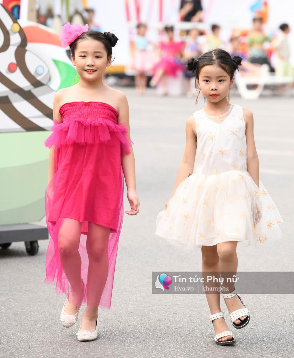 Xuất hiện mẫu nhí xinh như Tiểu Long Nữ gây amp;#34;náo loạnamp;#34; phố đi bộ - 12