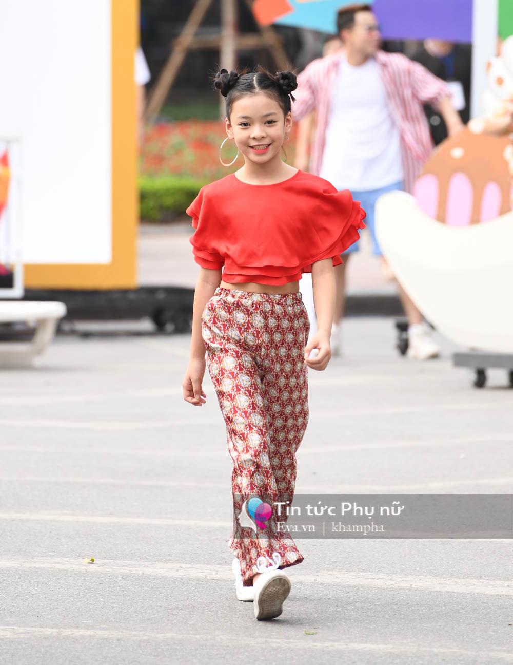 Xuất hiện mẫu nhí xinh như Tiểu Long Nữ gây amp;#34;náo loạnamp;#34; phố đi bộ - 9