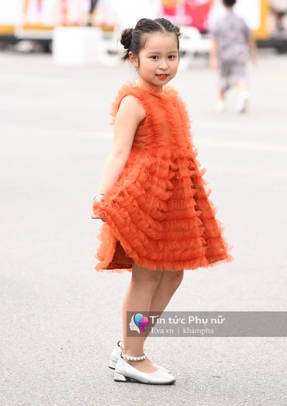 Xuất hiện mẫu nhí xinh như Tiểu Long Nữ gây amp;#34;náo loạnamp;#34; phố đi bộ - 11