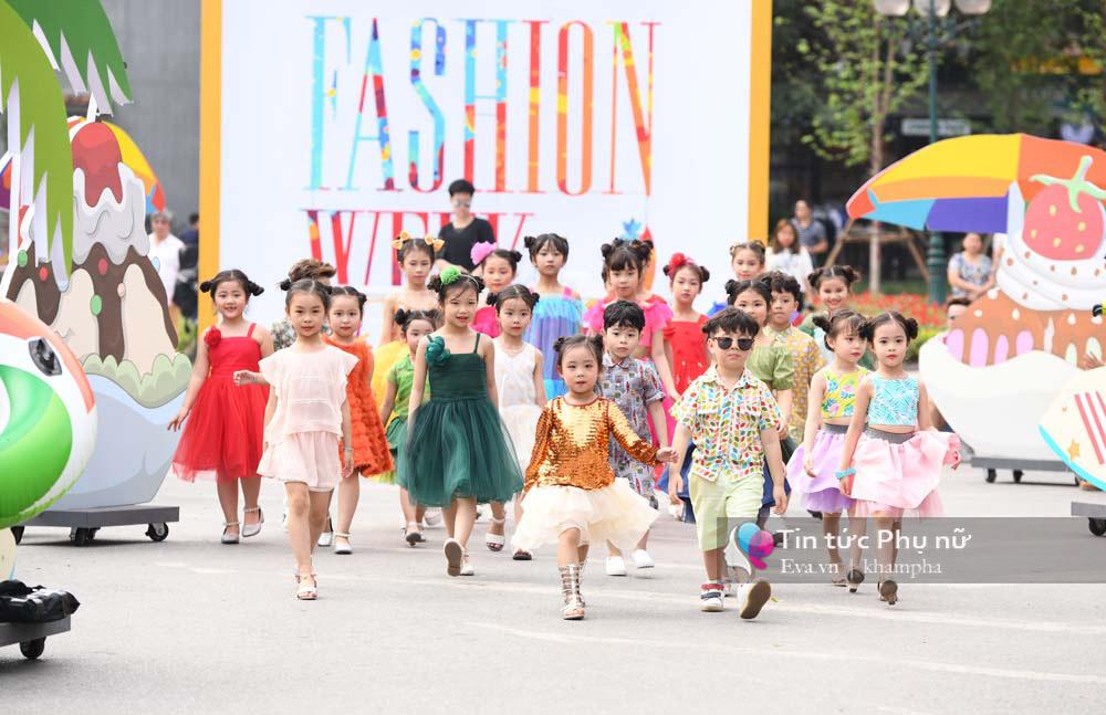 Xuất hiện mẫu nhí xinh như Tiểu Long Nữ gây amp;#34;náo loạnamp;#34; phố đi bộ - 10