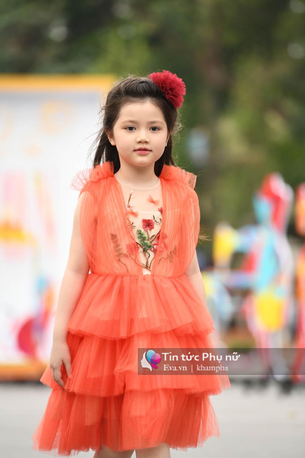 Xuất hiện mẫu nhí xinh như Tiểu Long Nữ gây amp;#34;náo loạnamp;#34; phố đi bộ - 2