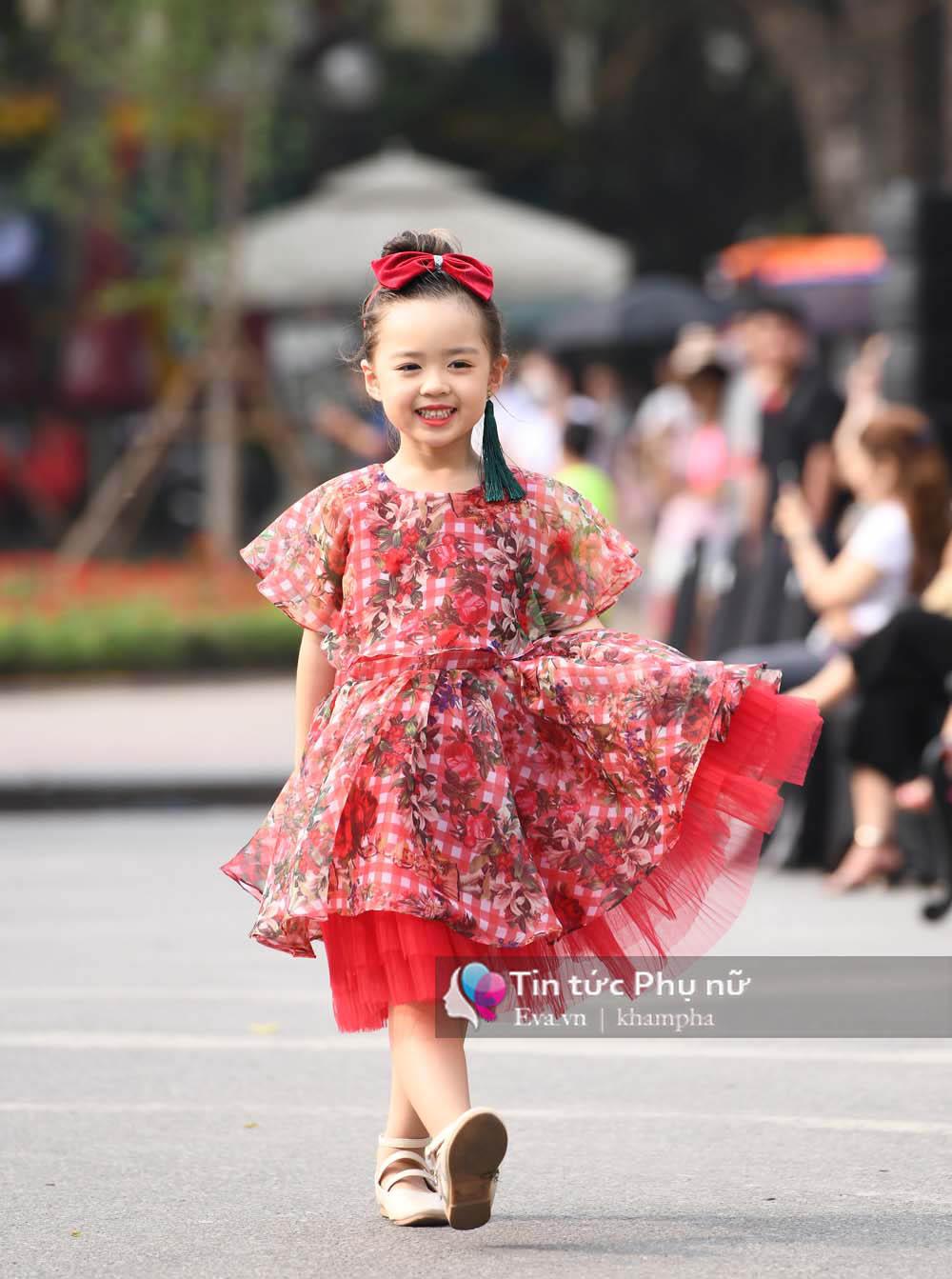 Xuất hiện mẫu nhí xinh như Tiểu Long Nữ gây amp;#34;náo loạnamp;#34; phố đi bộ - 8