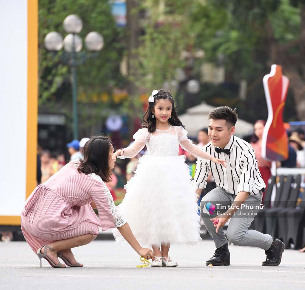 Xuất hiện mẫu nhí xinh như Tiểu Long Nữ gây amp;#34;náo loạnamp;#34; phố đi bộ - 7