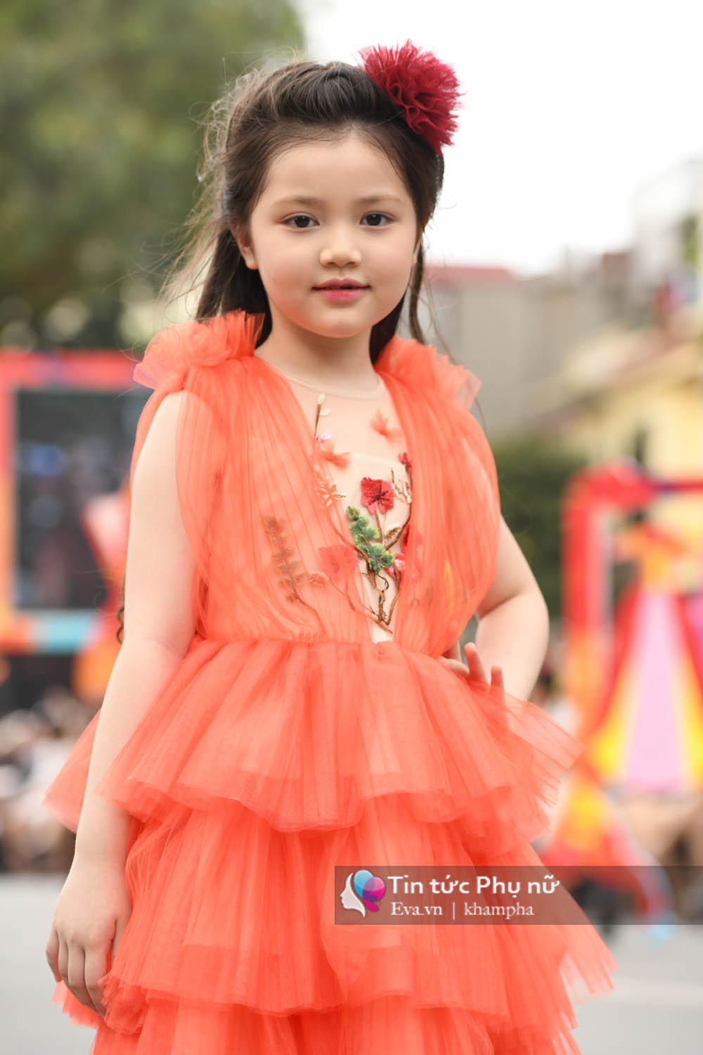 Xuất hiện mẫu nhí xinh như Tiểu Long Nữ gây amp;#34;náo loạnamp;#34; phố đi bộ - 1