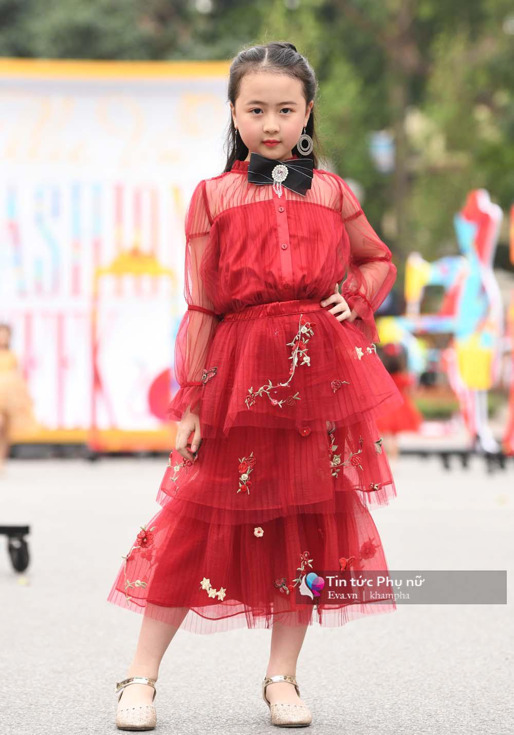 Xuất hiện mẫu nhí xinh như Tiểu Long Nữ gây amp;#34;náo loạnamp;#34; phố đi bộ - 6