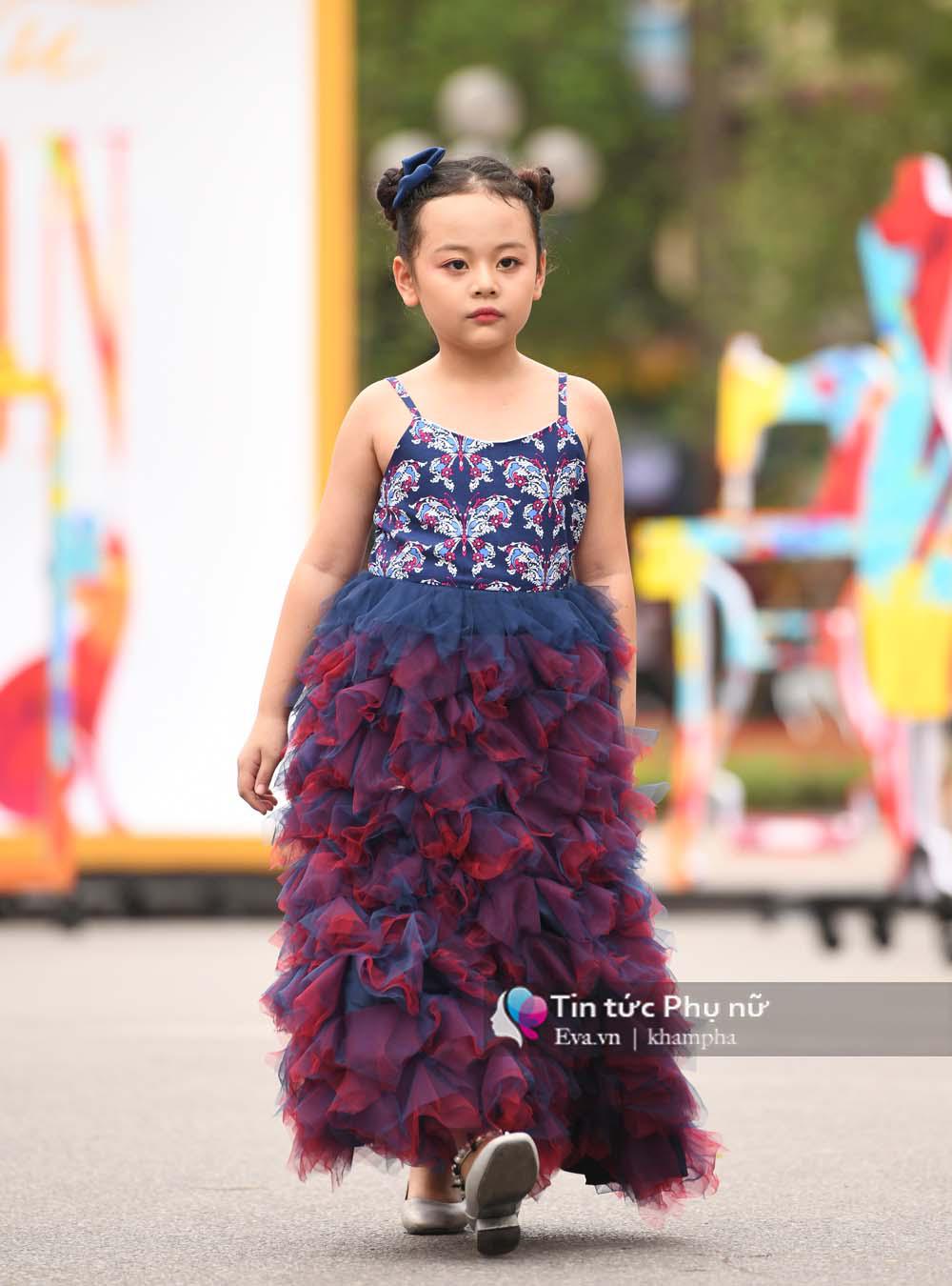 Xuất hiện mẫu nhí xinh như Tiểu Long Nữ gây amp;#34;náo loạnamp;#34; phố đi bộ - 5