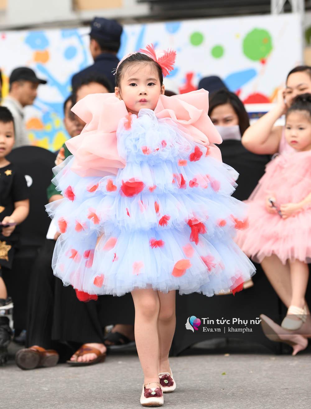 Xuất hiện mẫu nhí xinh như Tiểu Long Nữ gây amp;#34;náo loạnamp;#34; phố đi bộ - 14