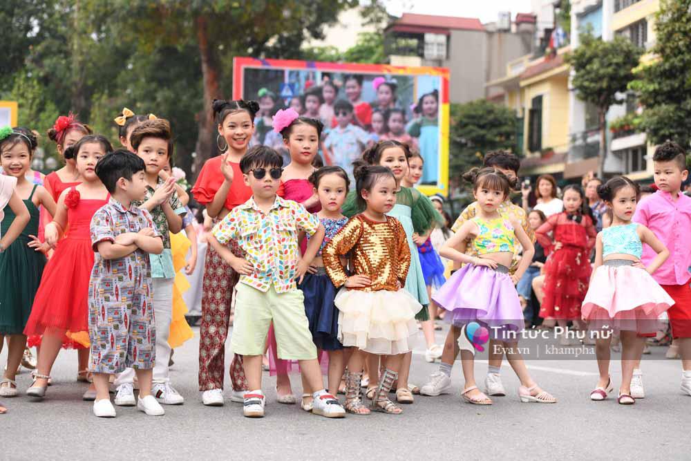 Xuất hiện mẫu nhí xinh như Tiểu Long Nữ gây amp;#34;náo loạnamp;#34; phố đi bộ - 16