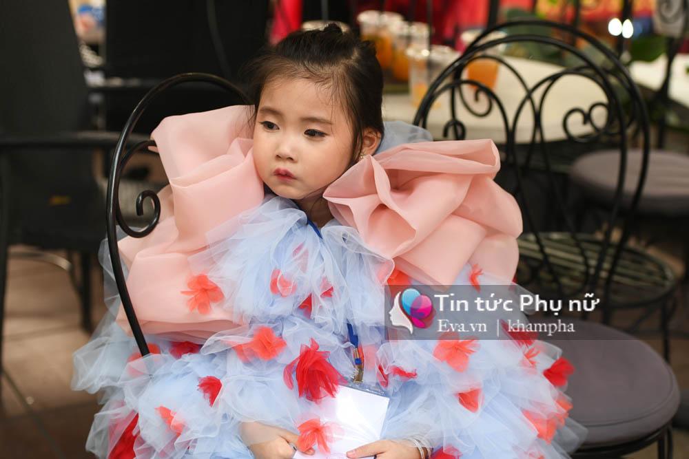 Xuất hiện mẫu nhí xinh như Tiểu Long Nữ gây amp;#34;náo loạnamp;#34; phố đi bộ - 17