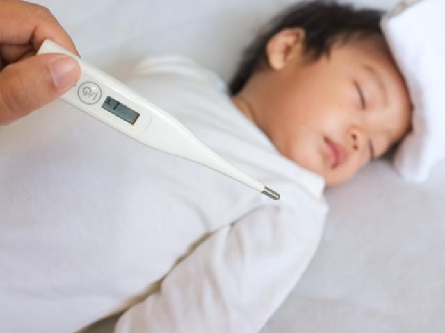 Cha mẹ hại con khi làm những điều này lúc trẻ bị sốt