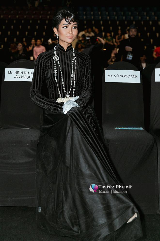 Mặc kệ Trường Giang - Nam Em, Nhã Phương diện áo dài, xuất hiện trên thảm đỏ VIFW 2018 - 2
