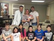 Bà bầu - 10 năm hiếm muộn, cặp vợ chồng nhận nuôi 6 đứa con và cuối cùng "phép màu" đã xuất hiện