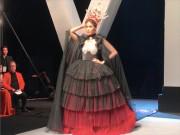 Thời trang - Lan Khuê bất ngờ té ngã ở cuối đường băng vì váy quá nặng