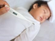 Làm mẹ - Cha mẹ hại con khi làm những điều này lúc trẻ bị sốt