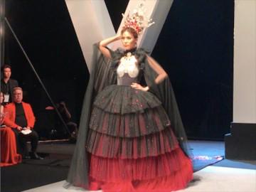 Lan Khuê bất ngờ té ngã ở cuối đường băng vì váy quá nặng