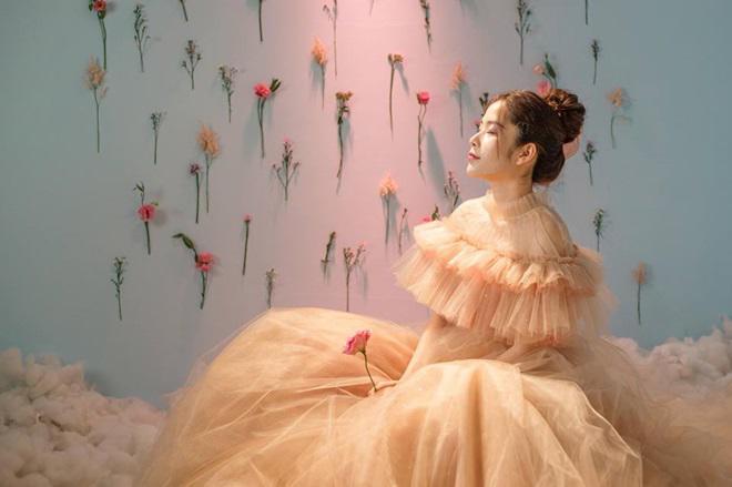 Bí mật váy áo giúp da Nam Em luôn trắng ngần - 3