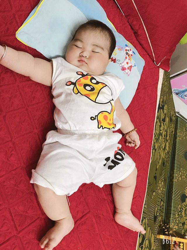 Bú mẹ hoàn toàn 6 tháng đầu, bé 11 tháng béo tròn, chắc nịch - 5