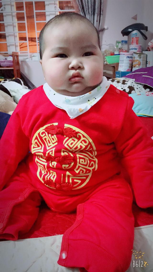 Bú mẹ hoàn toàn 6 tháng đầu, bé 11 tháng béo tròn, chắc nịch - 3