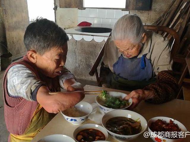 Câu chuyện xúc động về người phụ nữ cụt cả tay chân một mình chăm sóc mẹ già 100 tuổi