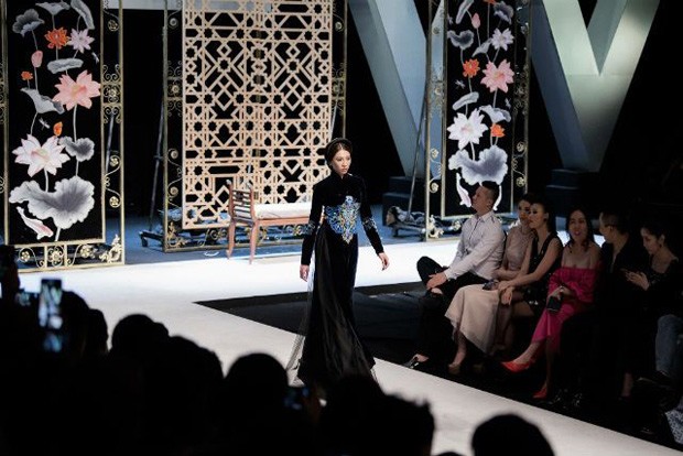 Á hậu Đặng Ngọc Đình đọ sắc cùng Ngọc Trinh tại Tuần lễ thời trang quốc tế Việt Nam - 1