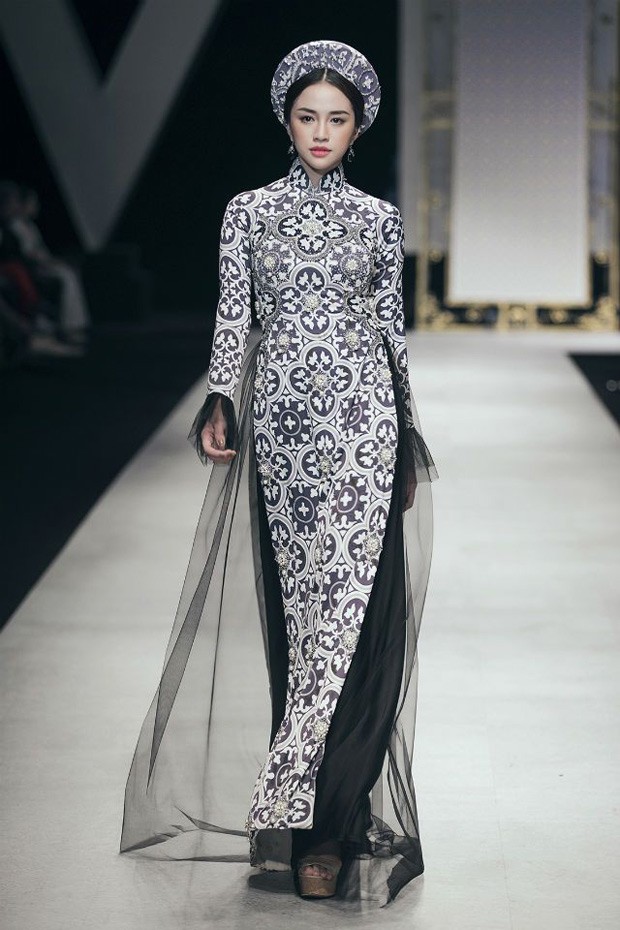 Á hậu Đặng Ngọc Đình đọ sắc cùng Ngọc Trinh tại Tuần lễ thời trang quốc tế Việt Nam - 10