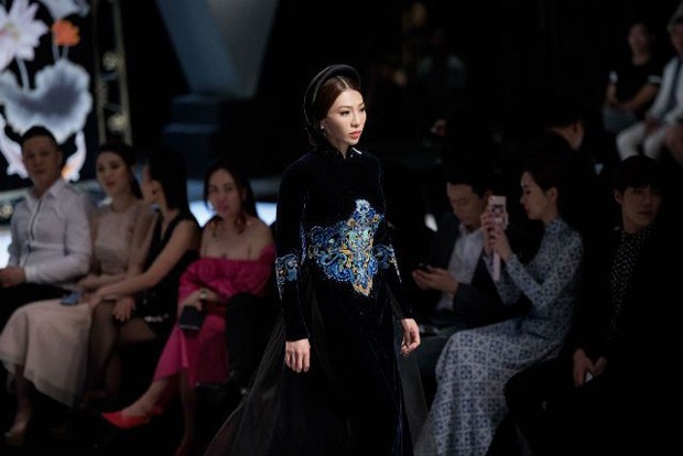 Á hậu Đặng Ngọc Đình đọ sắc cùng Ngọc Trinh tại Tuần lễ thời trang quốc tế Việt Nam - 3