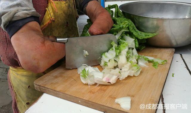 Câu chuyện xúc động về người phụ nữ cụt cả tay chân một mình chăm sóc mẹ già 100 tuổi - 4