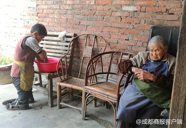 Câu chuyện xúc động về người phụ nữ cụt cả tay chân một mình chăm sóc mẹ già 100 tuổi - 5