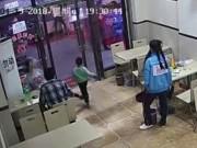 Tin thế giới - Thai phụ cố tình ngáng chân bé trai ngã mạnh xuống nền vì tấm rèm cửa chạm vào tay