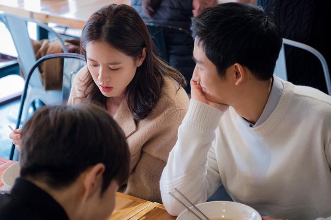 Tình cảm mùi mẫn, cảnh amp;#34;nóngamp;#34; ngọt ngào, ai có thể cưỡng lại Chị Đẹp Mua Cơm Ngon Cho Tôi? - 9