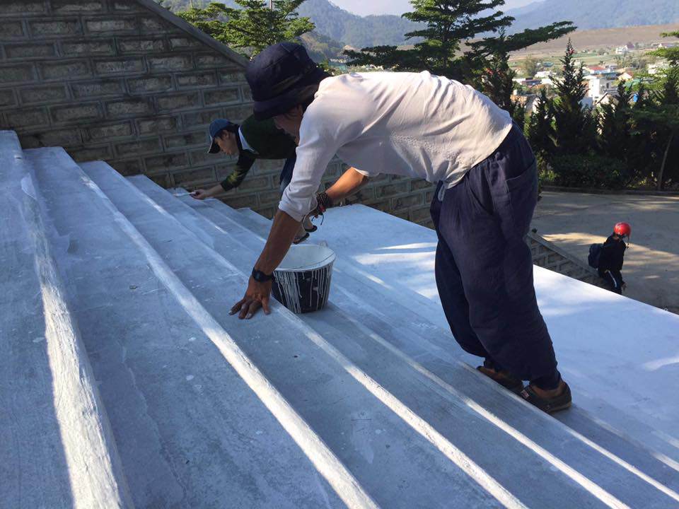 bi phat lao dong, hoc sinh lam dong son luon cau thang "cau vong" khien dan mang khen nuc no - 4