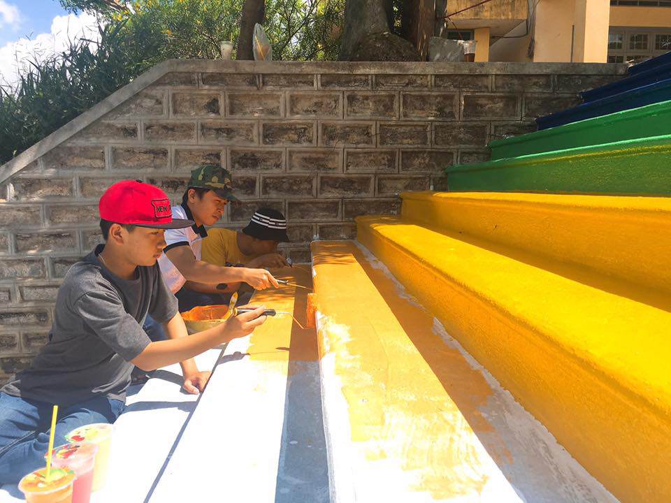 bi phat lao dong, hoc sinh lam dong son luon cau thang "cau vong" khien dan mang khen nuc no - 5