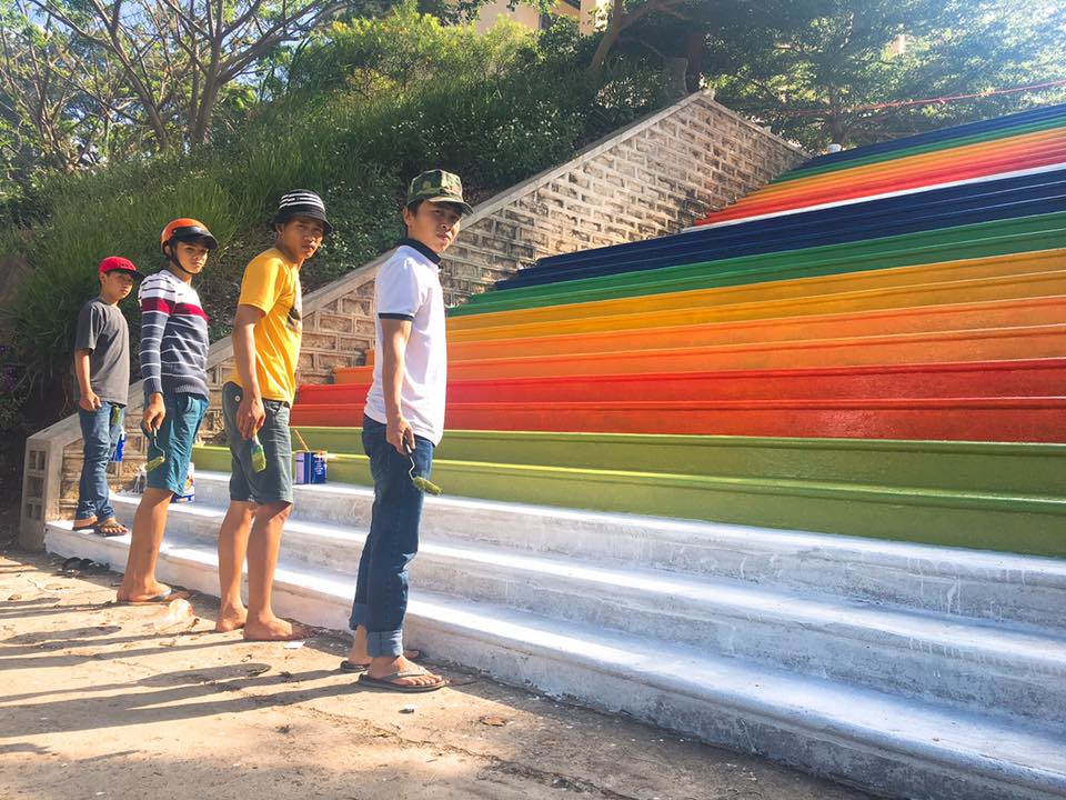 bi phat lao dong, hoc sinh lam dong son luon cau thang "cau vong" khien dan mang khen nuc no - 7