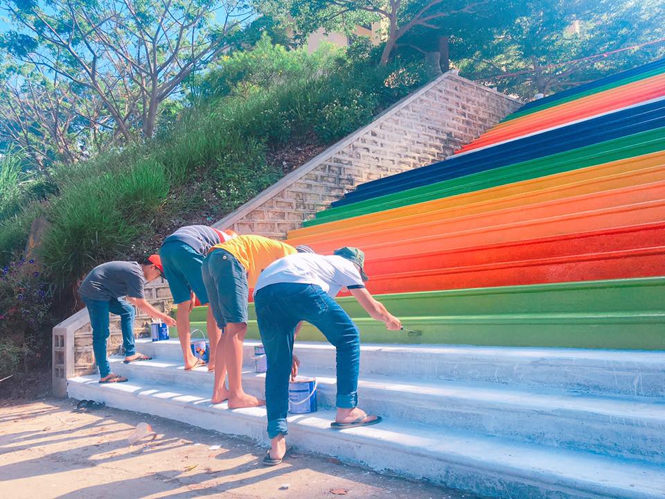 bi phat lao dong, hoc sinh lam dong son luon cau thang "cau vong" khien dan mang khen nuc no - 9